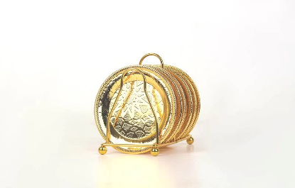 صورة حامل صحون ذهبي مع الصحون