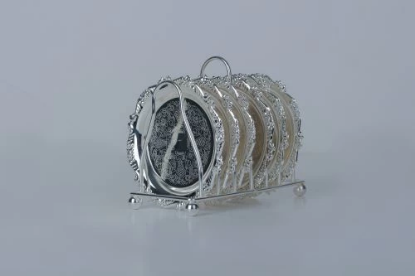 صورة حامل صحون فضي مع الصحون