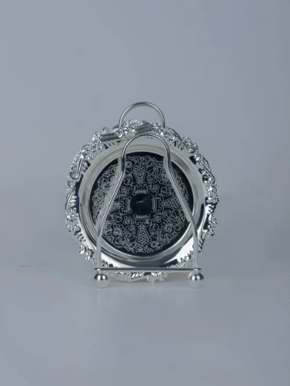 صورة حامل صحون فضي مع الصحون