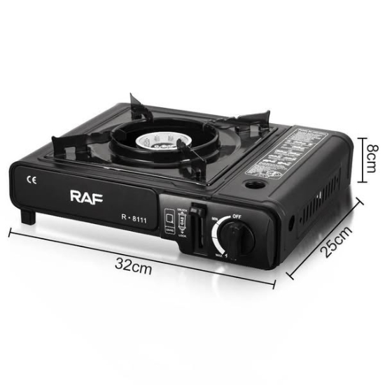 موقد غاز على طاولة نزهة مع أدوات طهي