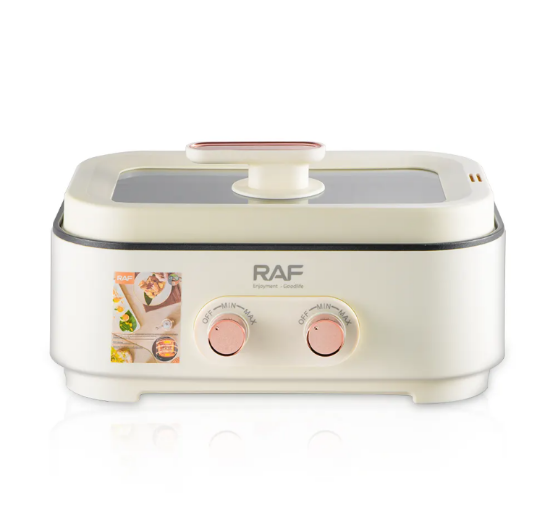 طباخ RAF أثناء الطهي مع أربعة أنواع من الأواني