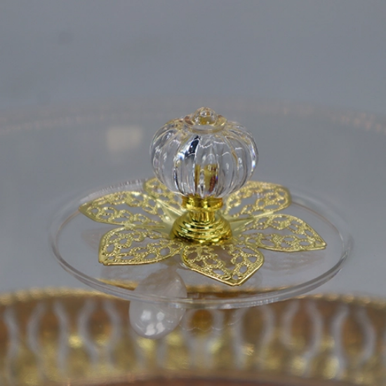 صورة حامل كيك معدني بغطاء اكريلك شفاف