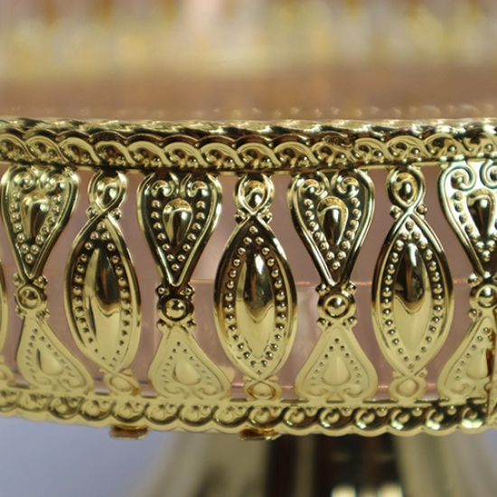 صورة حامل كيك معدني بغطاء اكريلك شفاف