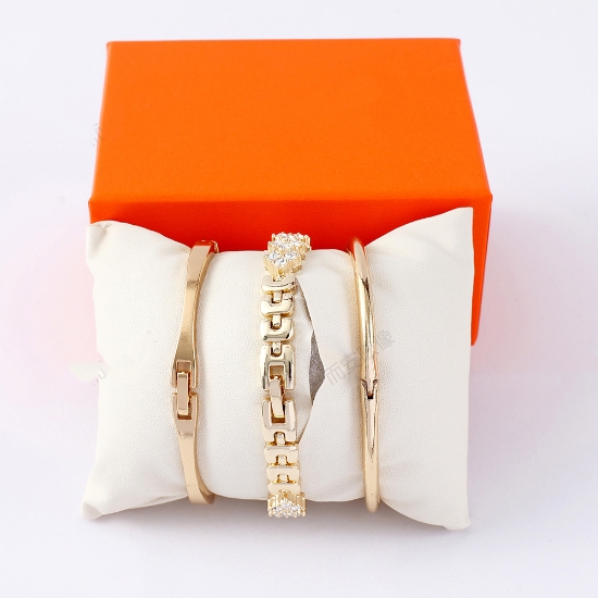 صورة طقم ساعة مع 2 اساور نسائي موديل 8-933