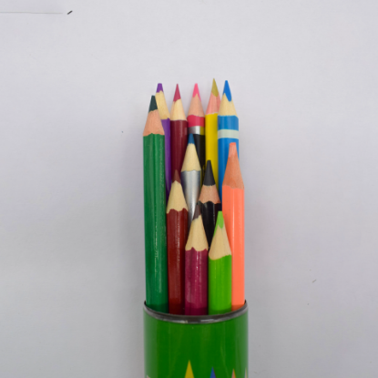 صورة ألوان خشبي طويل في علبة