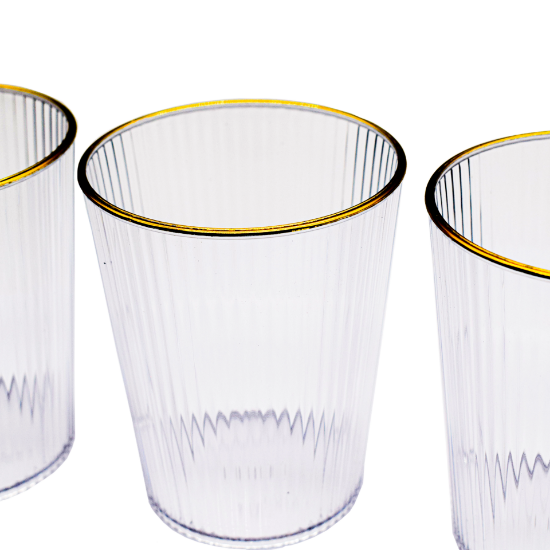 طقم أكواب بلاستيكية في نزهة عائلية