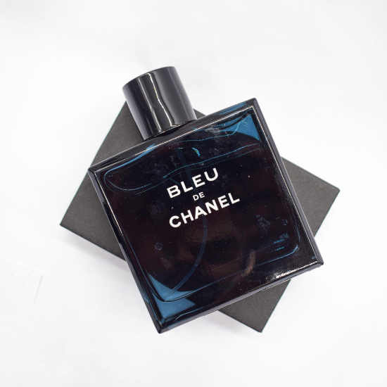 تصميم مدمج لعطر بلو دي شانيل يناسب استخدام السفر والرحلات