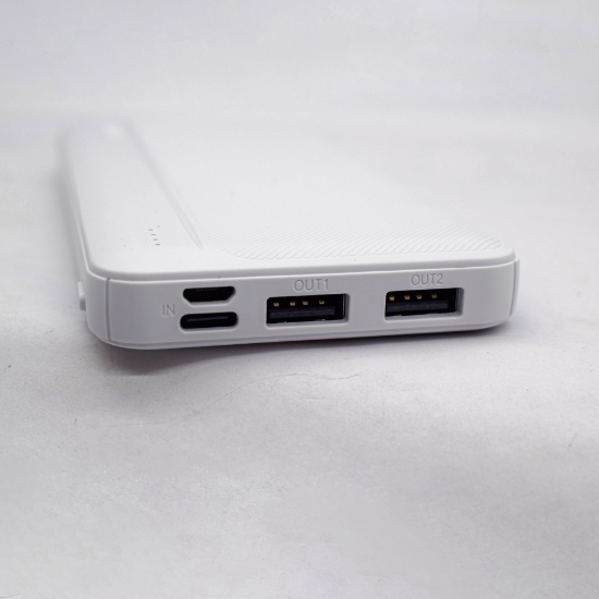 باور بانك ابيض مع شريط قياس يوضح أبعاده الصغيرة للغاية 137x67 ملم