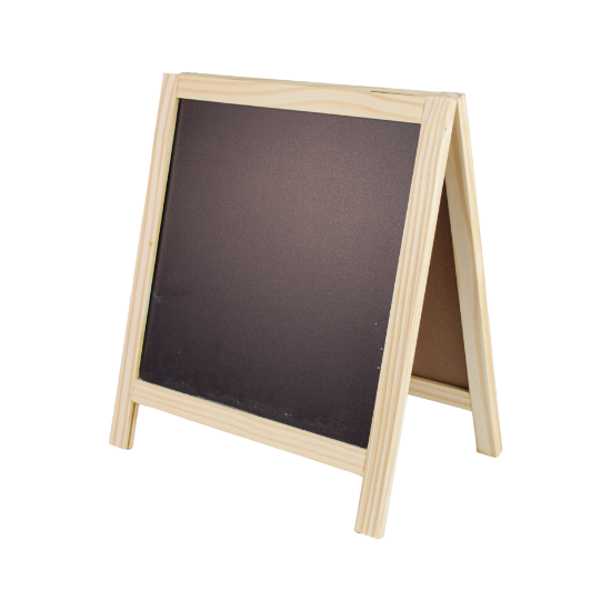 طفل يرسم على السبورة الخشبية بألوان مبهجة