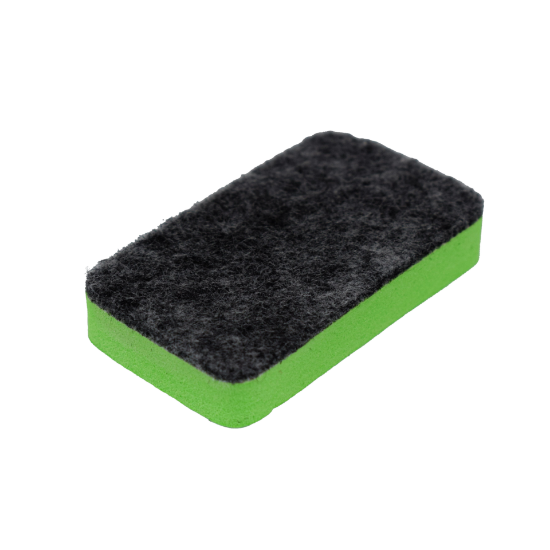 مجموعة أطفال يستخدمون السبورة الخشبية