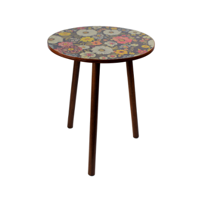 صورة طاولة خشب منقوشة