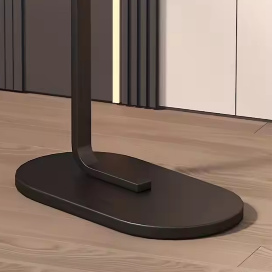 صورة طاولة جانبية خشبية على شكل حرف c