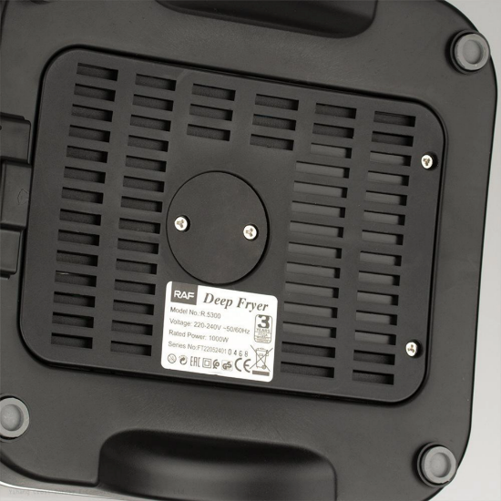 مقلاة RAF على طاولة مطبخ مع أطعمة مقلية متنوعة