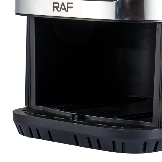 مقلاة هوائية في مطبخ عصير مع وجبات متنوعة