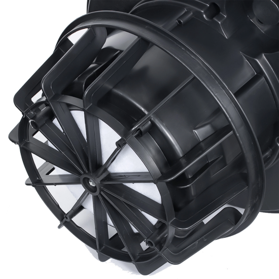 مكنسة كهربائية أثناء تنظيف سجاد منزلي بعمق