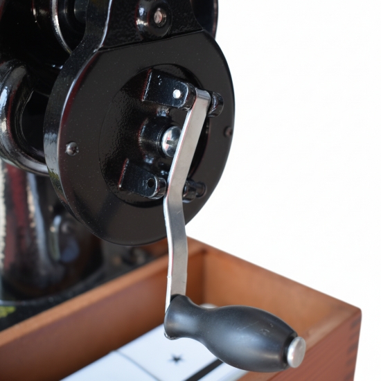 صورة مكينة خياطة يدوية