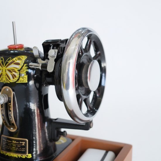 صورة مكينة خياطة يدوية