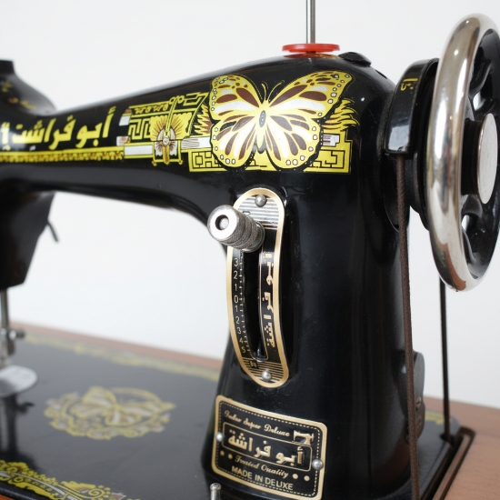 صورة مكينة خياطة يدوية