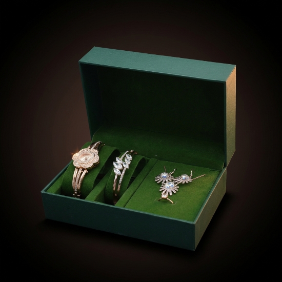 صورة طقم ساعات مع الاكسسوارات