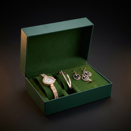 صورة طقم ساعات مع الاكسسوارات