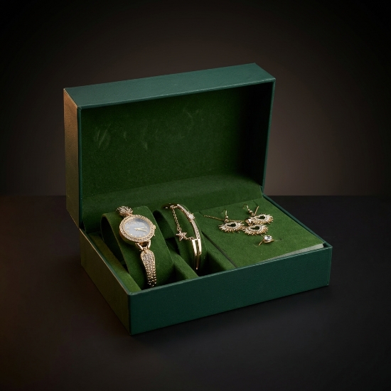 صورة طقم ساعات مع الاكسسوارات