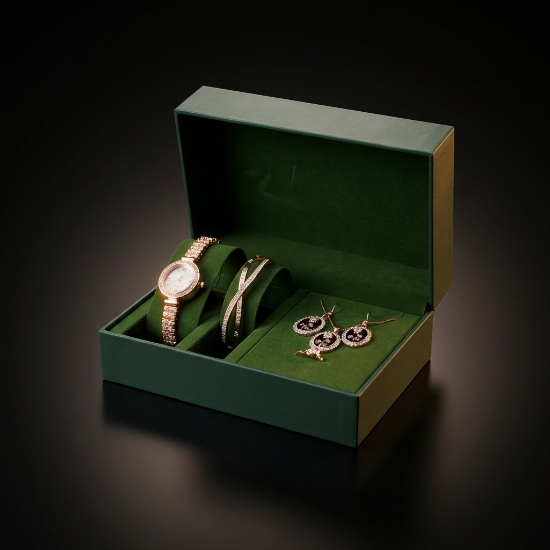 صورة طقم ساعات مع الاكسسوارات