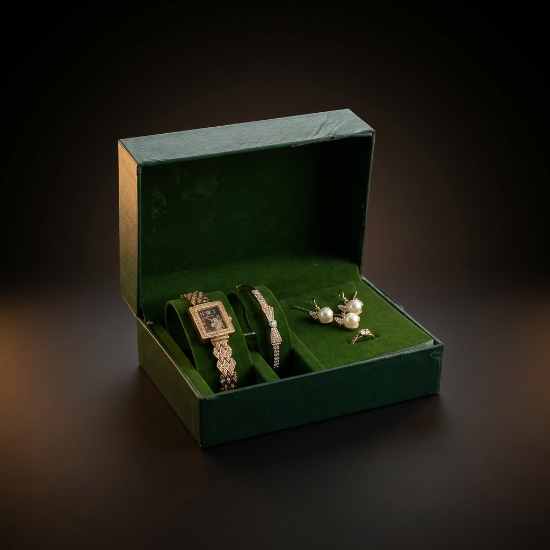 صورة طقم ساعات مع الاكسسوارات