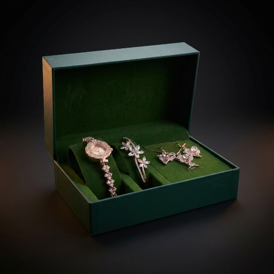 صورة طقم ساعات مع الاكسسوارات