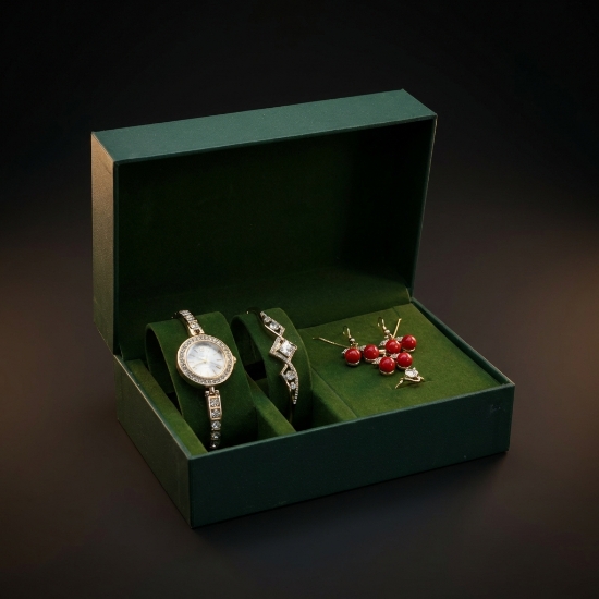 صورة طقم ساعات مع الاكسسوارات