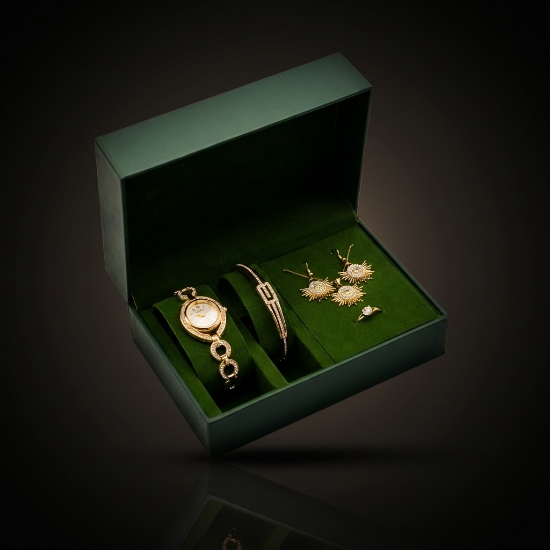 صورة طقم ساعات مع الاكسسوارات