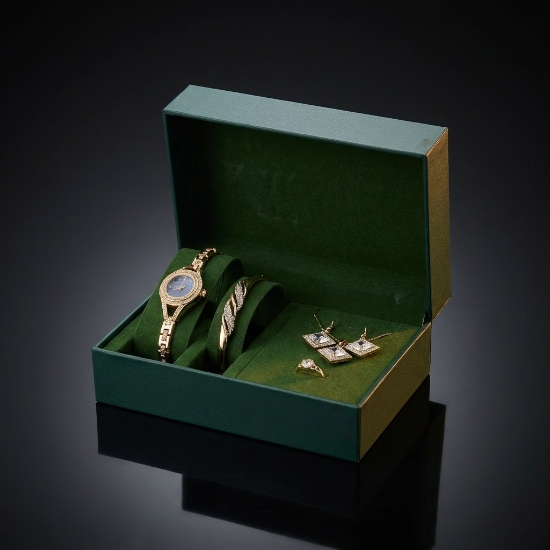 صورة طقم ساعات مع الاكسسوارات