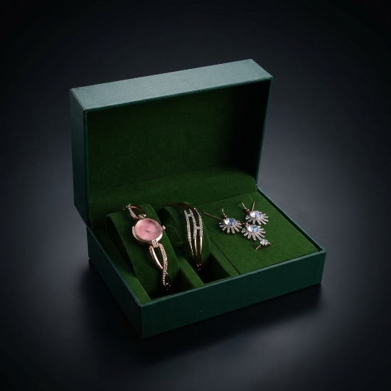 صورة طقم ساعات مع الاكسسوارات