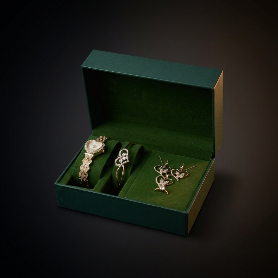 صورة طقم ساعات مع الاكسسوارات