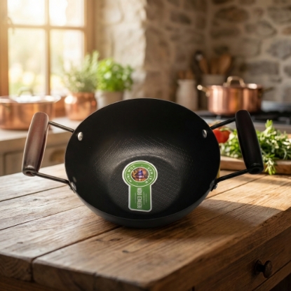 صورة مقلاة بمقبض خشبي